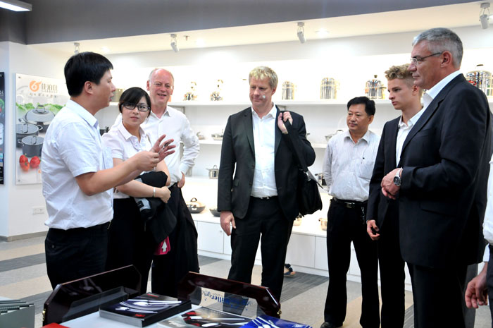 向沙爾平及德國企業(yè)家介紹展廳金屬產(chǎn)品